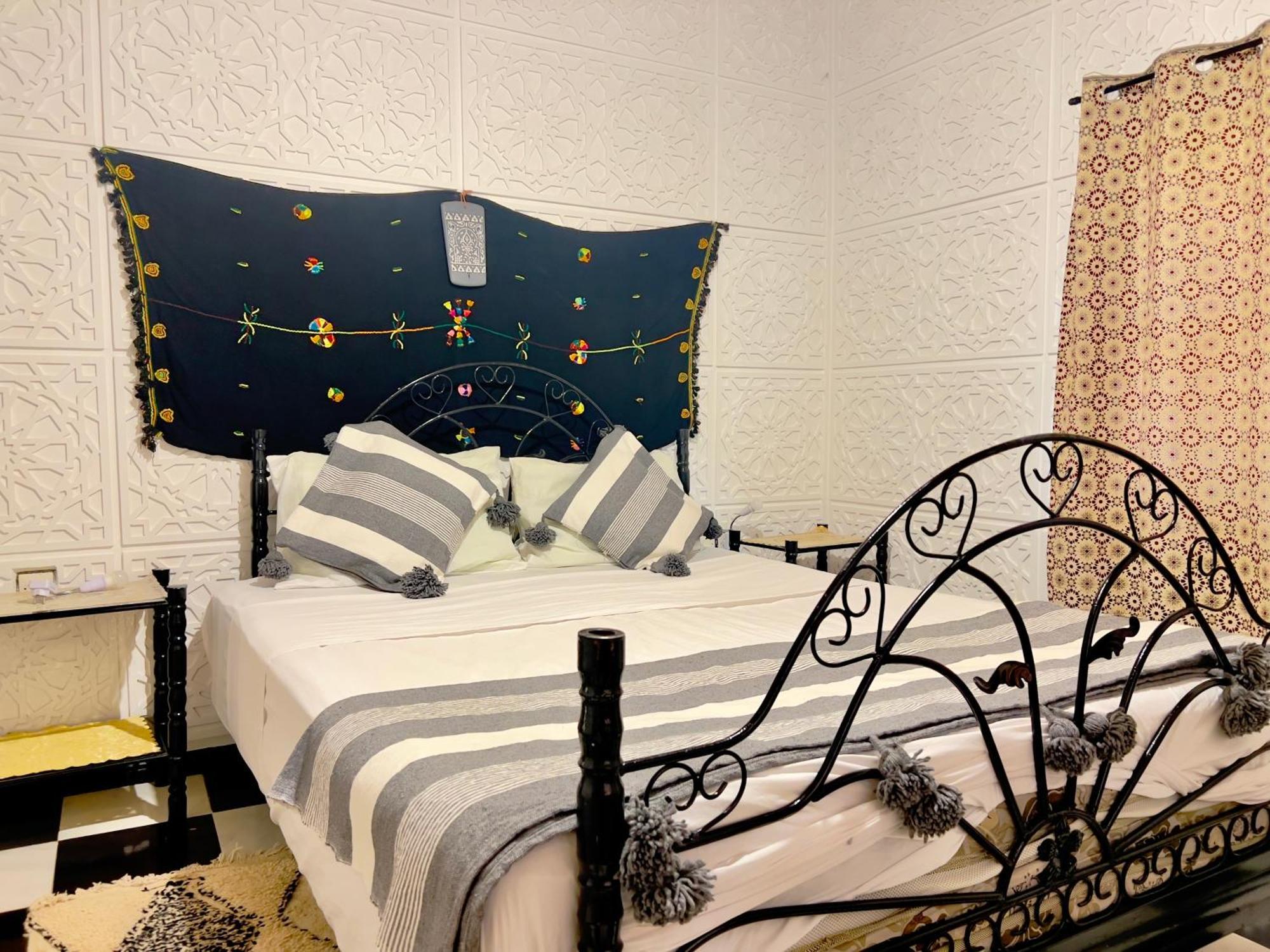 La Maison Traditionnelle Hotel Et Guesthouse Тафраут Екстериор снимка